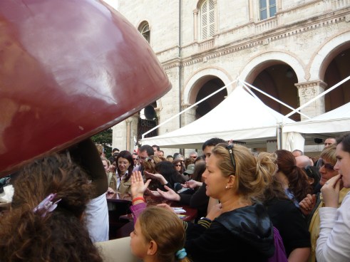 Chocolate-frenzied Italians rush toward free samples